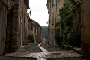 an alley with two buildings and an alley way between two buildings at Maison 7 couchages - 04500 Roumoules 4 jours minimum in Roumoules