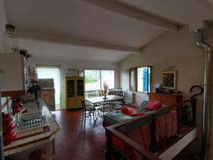 a living room with a couch and a table at Maison 7 couchages - 04500 Roumoules 4 jours minimum in Roumoules