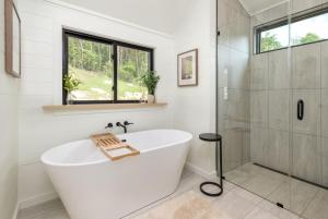 Ένα μπάνιο στο The A-Frame- Solace at Valley Bear Farms Resort +42 φωτογραφίες