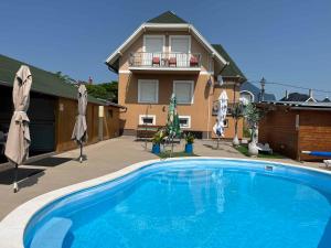 Bazén v ubytovaní Apartment Gyenesdias 16 alebo v jeho blízkosti