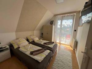 Ένα ή περισσότερα κρεβάτια σε δωμάτιο στο Apartment Gyenesdias 16 +19 φωτογραφίες