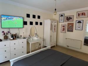 TV a/nebo společenská místnost v ubytování Villa luxueuse à Skhirat Rabat