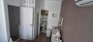 アルヴォルにあるCasa no centro Alvor- Vista Ria Alvorのトイレと鏡のある白いバスルーム +12枚の写真