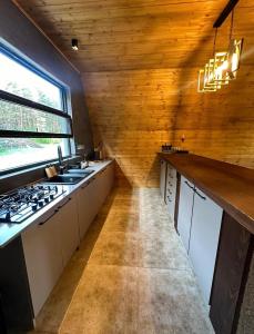 Kuchyň nebo kuchyňský kout v ubytování Wild Escape Racha