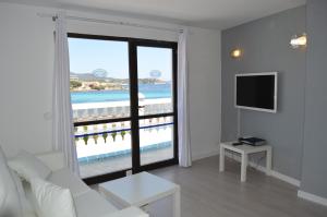 Televízia a/alebo spoločenská miestnosť v ubytovaní Jacaranda Apartments & Studios