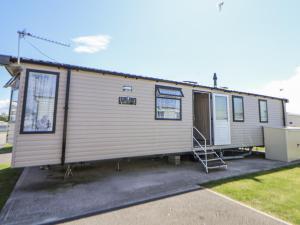 a mobile home is parked in a driveway at V9 Ty Mawr Holiday Park in Abergele