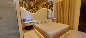 a small bedroom with a bed and a mirror at Motel Maramores in Ribeirão Pires