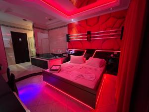 a red room with a bed with a red light at Motel Maramores in Ribeirão Pires +10 photos