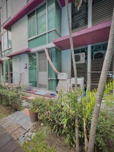 Κήπος έξω από το Modern Condo with Full Amenities Bangkok