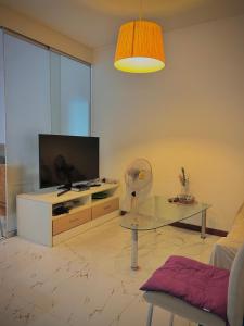 Μια τηλεόραση ή/και κέντρο ψυχαγωγίας στο Modern Condo with Full Amenities Bangkok