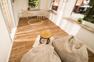 a room with a couch and a table and a window at THEFIVE60 Apartments in Braunlage