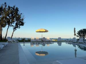 una piscina con sillas y sombrilla en sealovers, en Varna