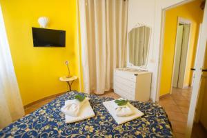 Un dormitorio con una cama con dos toallas encima. en Villa Saba, en Lampedusa