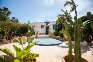 una casa con piscina y algunas plantas en Villa Saba, en Lampedusa