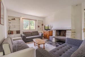 ein Wohnzimmer mit Sofas und Kamin in der Unterkunft Beautiful House 12 Person 20min Paris - Disney in Gournay-sur-Marne