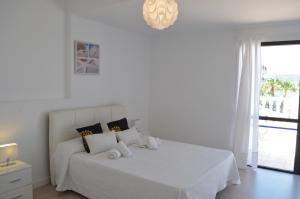 Posteľ alebo postele v izbe v ubytovaní Jacaranda Apartments & Studios