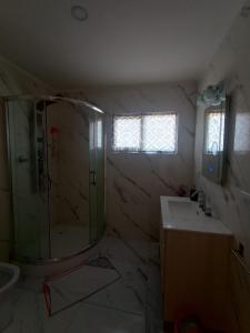 ein Badezimmer mit Dusche und Waschbecken in der Unterkunft Casa Grande para 7 personas in Balneario Claromecó + 20 Fotos