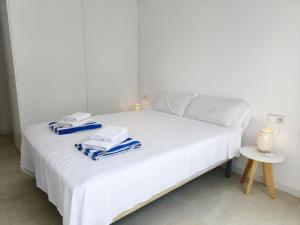 Katil atau katil-katil dalam bilik di Elegant ground floor bungalow in La Coronelita, Los Balcones, with communal pool +23 gambar