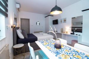 a room with a bed and a dining table in a room at Studioapartment Black & White in Velika Gorica