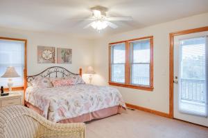 Un dormitorio con una cama y un ventilador de techo. en Flip Flop Inn by Village Realty, en Nags Head 31 fotos más