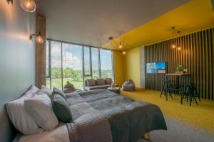 Uma TV ou centro de entretenimento em Urbihop Hotel