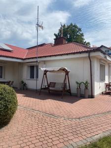 a house with a patio with a picnic table at Pokoje ALbert UL GDAŃSKA 40 in Krynica Morska