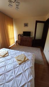 a bedroom with a bed with two napkins on it at Casa Damian in Bertea