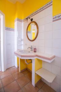un baño con lavabo y espejo en Villa Saba, en Lampedusa 50 fotos más
