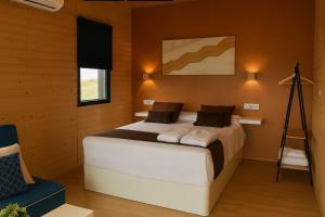a bedroom with a large white bed in a room at Cabañas Compostela - Cabaña A Fervenza in Santiago de Compostela