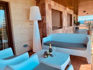 Część wypoczynkowa w obiekcie APARTAMENTOS DE CANELAS SUITES con AMPLIAS TERRAZAS