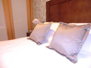 Łóżko lub łóżka w pokoju w obiekcie APARTAMENTOS DE CANELAS SUITES con AMPLIAS TERRAZAS