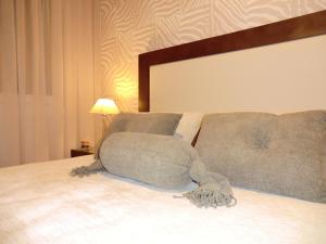 Łóżko lub łóżka w pokoju w obiekcie APARTAMENTOS DE CANELAS SUITES con AMPLIAS TERRAZAS