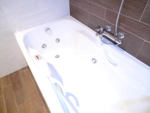 Łazienka w obiekcie APARTAMENTOS DE CANELAS SUITES con AMPLIAS TERRAZAS