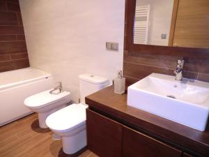 Łazienka w obiekcie APARTAMENTOS DE CANELAS SUITES con AMPLIAS TERRAZAS