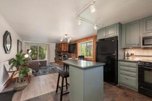een keuken met groene kasten en een zwarte koelkast bij Beaver Village Unit #0514 in Winter Park