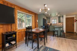 een keuken en eetkamer met een tafel en stoelen bij Beaver Village Unit #0514 in Winter Park