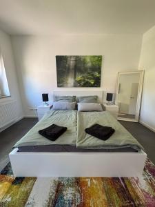 a bedroom with a large bed with two towels on it at Modernes Zimmer am Campus 3 mit Gemeinschaftsbad in Villingen-Schwenningen