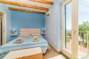 a bedroom with a bed and a balcony at Agriturismo Le Terre di Veneré in Acciaroli