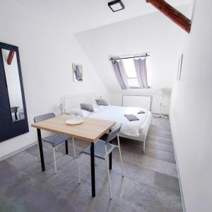 Postel nebo postele na pokoji v ubytování R2 Letná Rooftop Retreat Prague