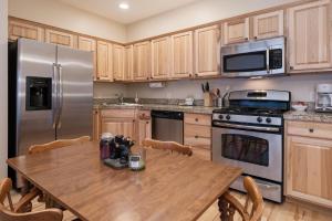 Η κουζίνα ή μικρή κουζίνα στο Telemark Townhomes Unit 514