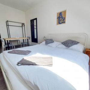 Postel nebo postele na pokoji v ubytování R2 Letná Rooftop Retreat Prague