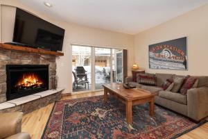 Χώρος καθιστικού στο Telemark Townhomes Unit 514