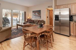 Η κουζίνα ή μικρή κουζίνα στο Telemark Townhomes Unit 514