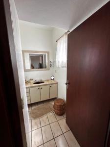 a bathroom with a sink and a mirror at Espirto Santo do Pinhal in Espirito Santo Do Pinhal