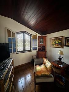a living room with a couch and a window at Espirto Santo do Pinhal in Espirito Santo Do Pinhal
