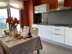 Kuchnia lub aneks kuchenny w obiekcie APARTAMENTOS DE CANELAS SUITES con AMPLIAS TERRAZAS