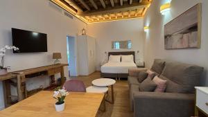 a living room with a couch and a bed at Mirador Del Rey in Cuenca