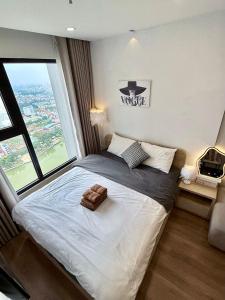 Ένα ή περισσότερα κρεβάτια σε δωμάτιο στο SKYLAKE RETREAT APARTMENT - Free Outside Pool & Private Fitness, Imperia 2 Vinhomes Smart Hanoi - Mochie Homestay