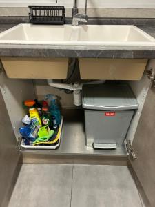 eine Schublade unter einem Waschbecken im Badezimmer in der Unterkunft Chalet encanto in Chiva + 21 Fotos
