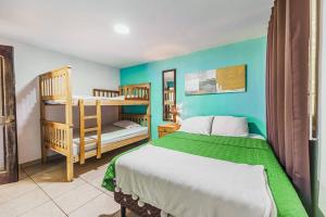 una camera con un letto e un letto a castello di Mangomar Beach House a Teotepeque Altre 66 foto